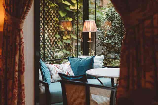 Intimate lounge at Hôtel de l’Abbaye Paris: sophisticated venue for executive networking meetings.