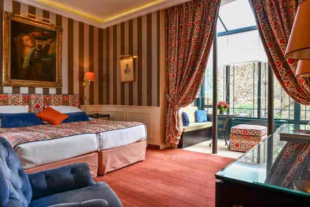VIP hotel room at Hôtel de l’Abbaye Paris with seating alcove for executive retreats.