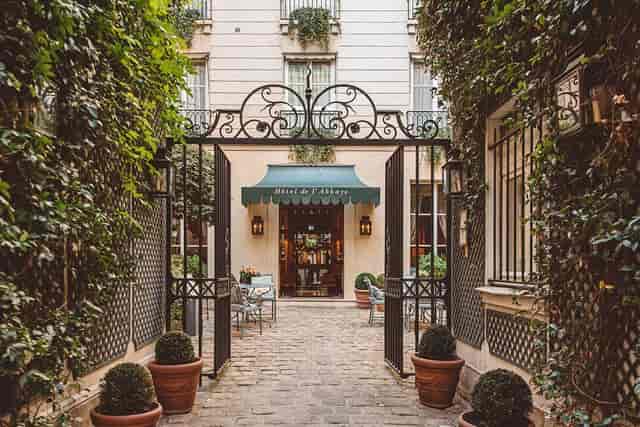 Intimate boutique courtyard garden for exclusive executive retreats and high-end board meetings.