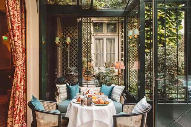 VIP garden meeting space at Hôtel de l’Abbaye Paris for exclusive executive networking.