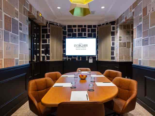 Boutique boardroom at Hôtel l'Échiquier Opéra Paris for intimate corporate meetings and events.