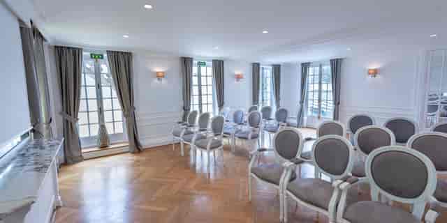 Theater-style Salons Auteuil meeting room with natural light for corporate events and training.