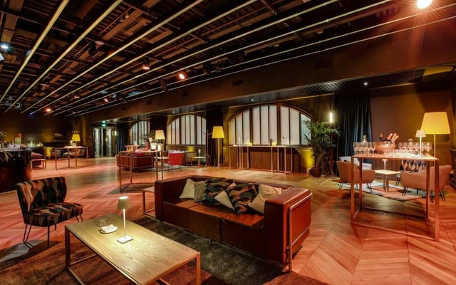 Véranda industrial-chic lounge with modular furniture for networking and cocktail events.