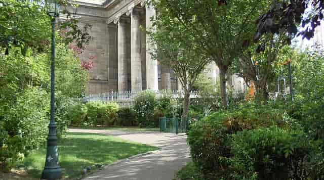 Elegant Jardin des Plantes garden reception space for outdoor events and weddings.