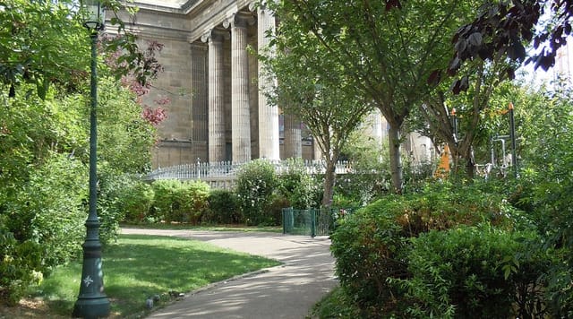 Elegant Jardin des Plantes garden reception space for outdoor events and weddings.