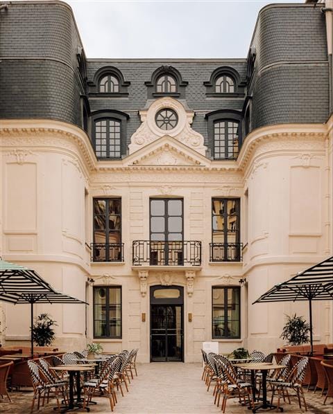 Elegant Jardin des Plantes square, French architecture for luxury weddings and corporate events.
