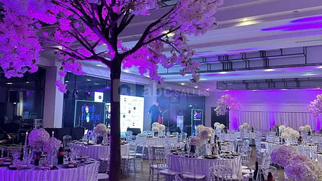 Le Petit Salon Gravelle gala dinner with botanical decor for upscale corporate events.
