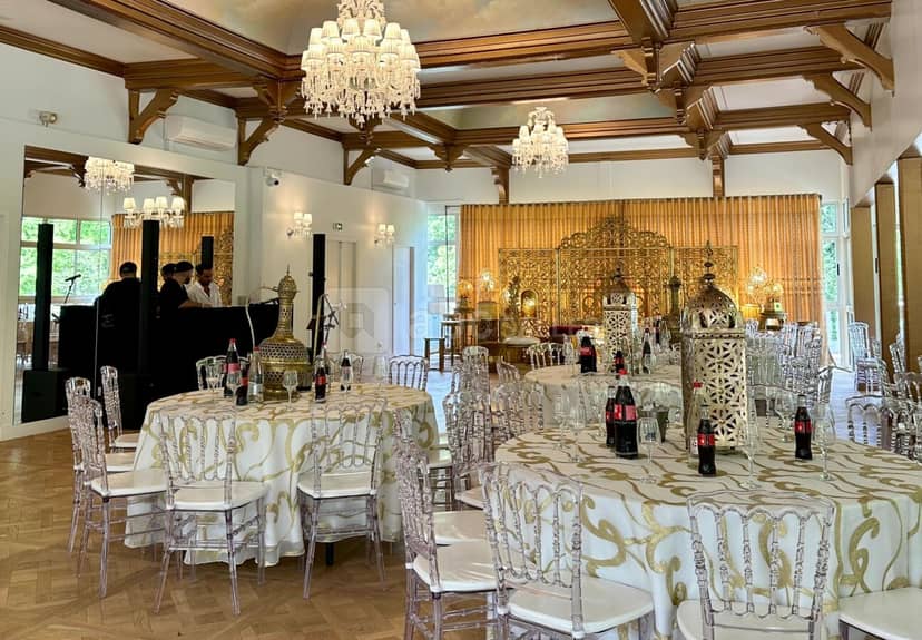 Le Petit Salon Gravelle banquet setup with gold linens, ideal for formal events and weddings.