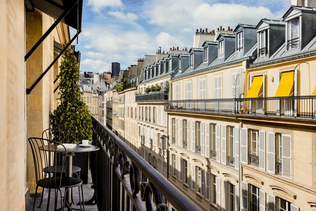 VIP breakout session in a luxury Pavillon Faubourg Saint-Germain gym with Parisian views.