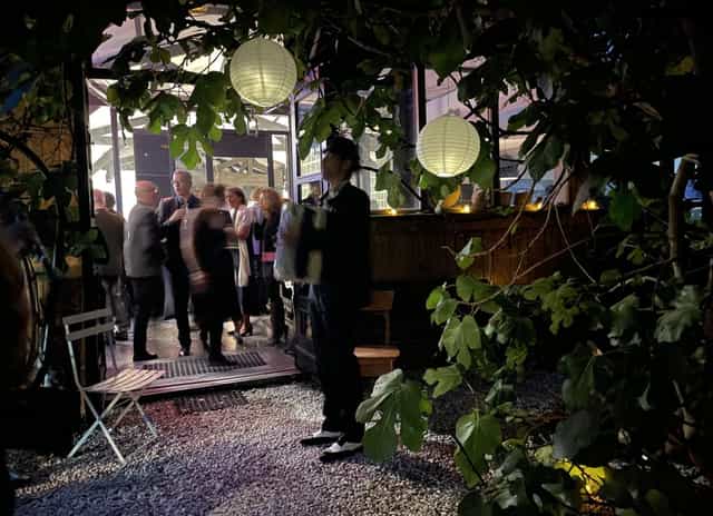 Intimate Jardin d'Éden reception with acoustic music for boutique networking and social events.