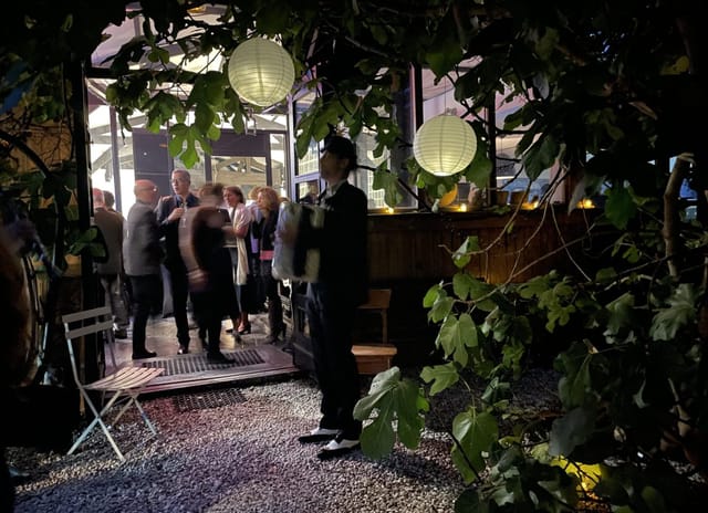 Intimate Jardin d'Éden reception with acoustic music for boutique networking and social events.