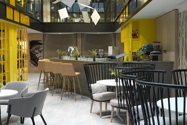 Modern breakout space at Courtyard Paris Gare de Lyon with bar seating for networking and meetings.
