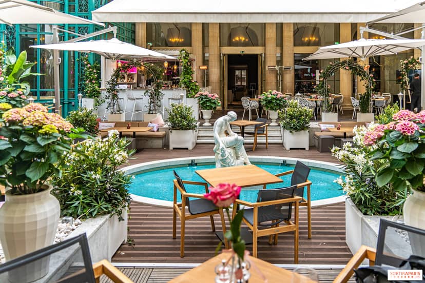 Midô Paris patio: luxury outdoor venue with landscaping for corporate events and cocktail receptions.