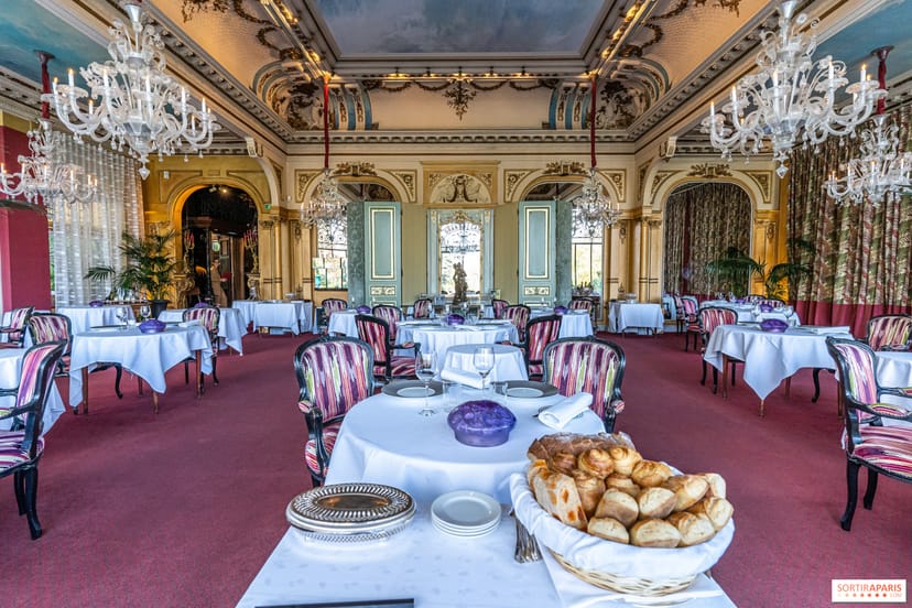 Elegant ballroom banquet setup at La Grande Cascade, perfect for luxury weddings and gala dinners.