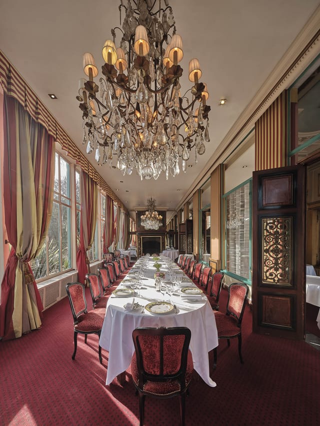 Elegant Salon Hortense dining room with chandeliers, ideal for executive board dinners and galas.