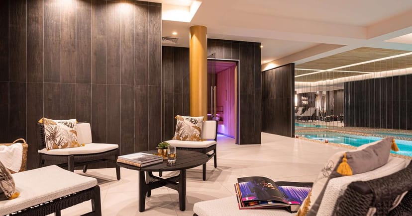 Upscale hotel bar at Hotel YAC Paris Clichy, perfect for executive wellness and incentive retreats.