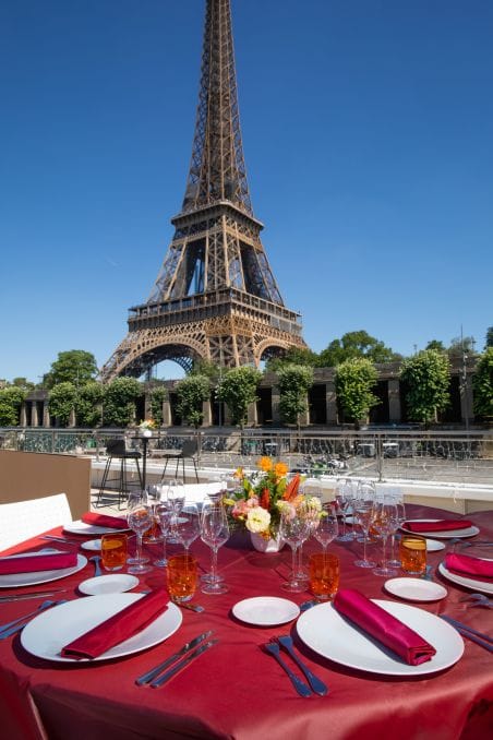 Executive reception on an open-air terrace with Eiffel Tower view for corporate events.