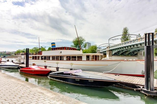 The Clipper Paris yacht: waterfront venue for corporate receptions and VIP client events.