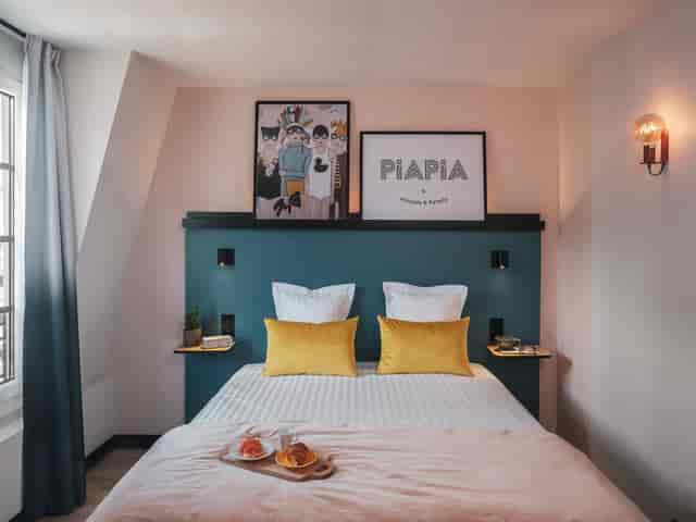 Boutique Hôtel Piapia TV lounge with accent lighting, ideal for corporate retreat venues.