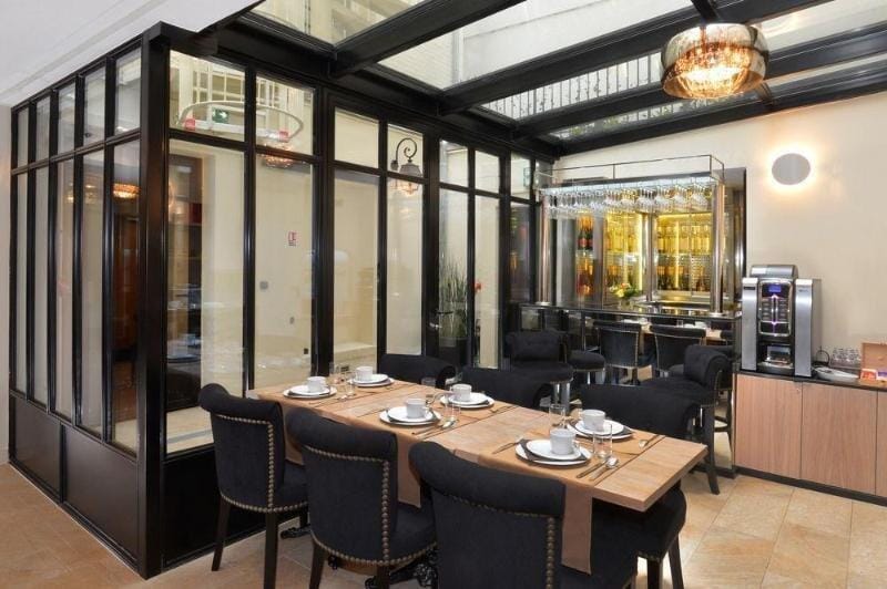 Coworking space at Hôtel Dalila with glass partitions for board meetings and networking events.