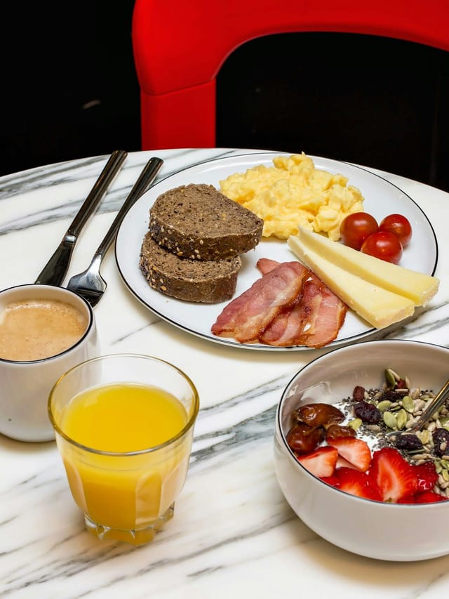 Plated continental breakfast at Hôtel Dalila coworking space for hotel catering and event planning.