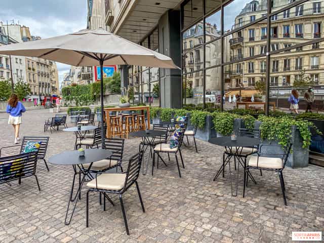 Terrasse des Halles outdoor breakout space with café seating for networking and client meetings.