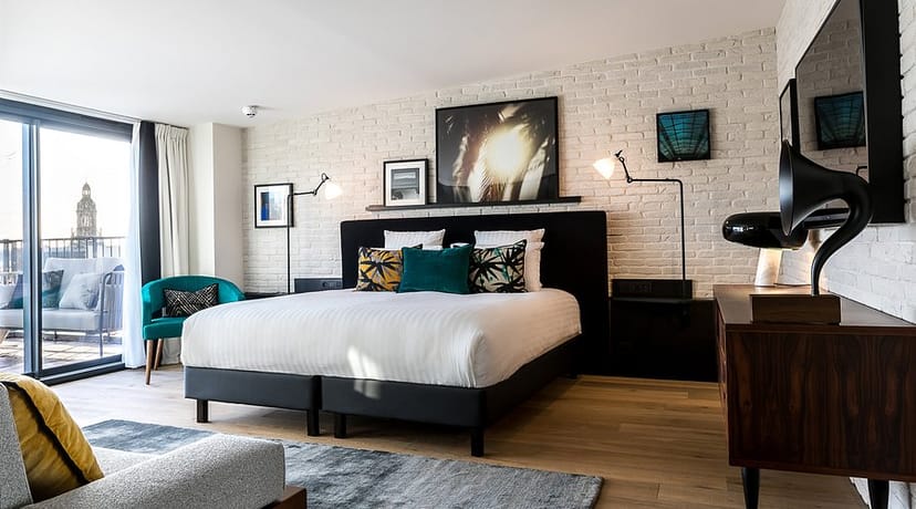 Luxury hotel suite with balcony at LAZ' Hôtel Spa Urbain for VIP business travel and events.