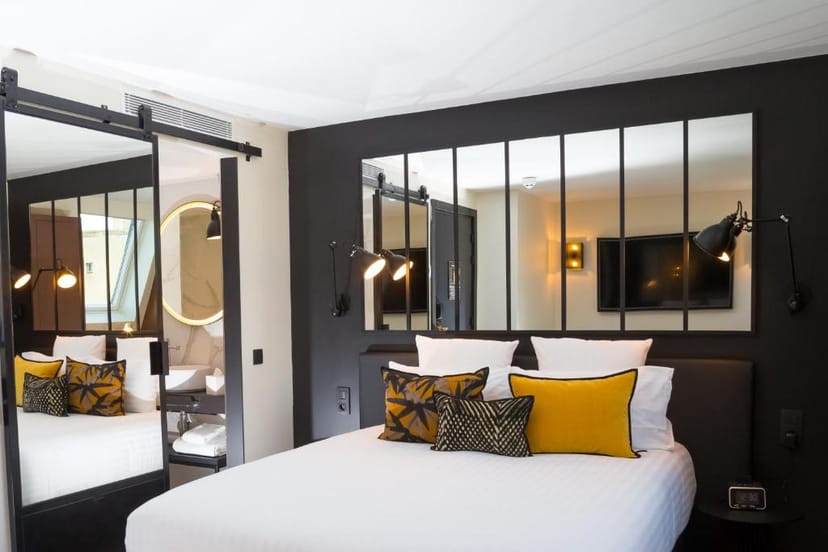 Modern LAZ' Hôtel Spa Urbain loft with chic decor for boutique executive retreats and lodging.
