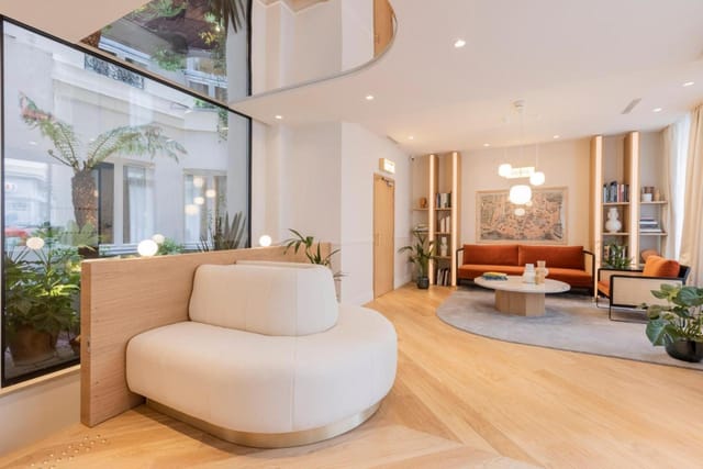 Hôtel Oratio lounge with plush seating for professional networking and business consultations.