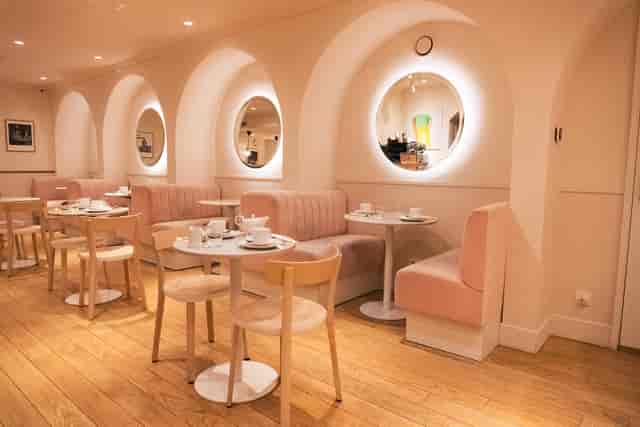 Hôtel Oratio bar with modular booth seating for intimate networking and corporate event hosting.