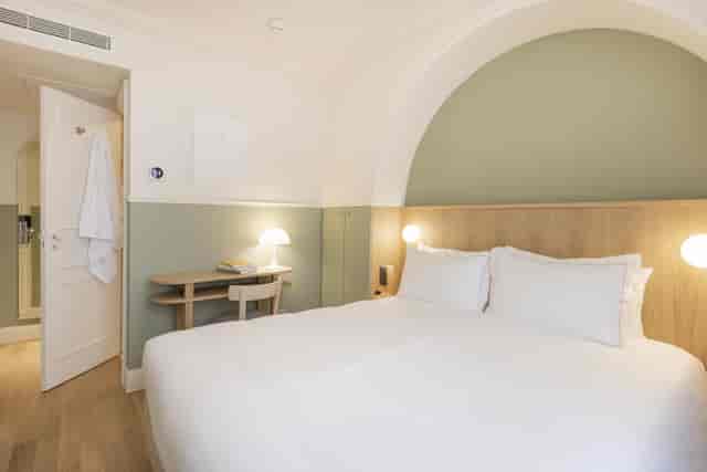 Modern Hôtel Oratio guest room with workspace for business travel and incentive events.