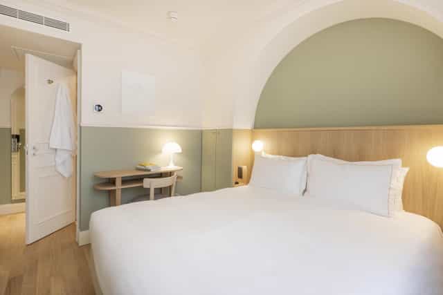 Modern Hôtel Oratio guest room with workspace for business travel and incentive events.