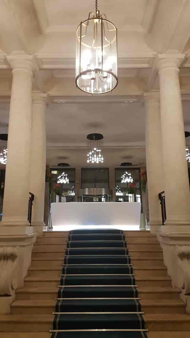Classic foyer with architectural pillars in Paris Trocadéro for corporate event registration.