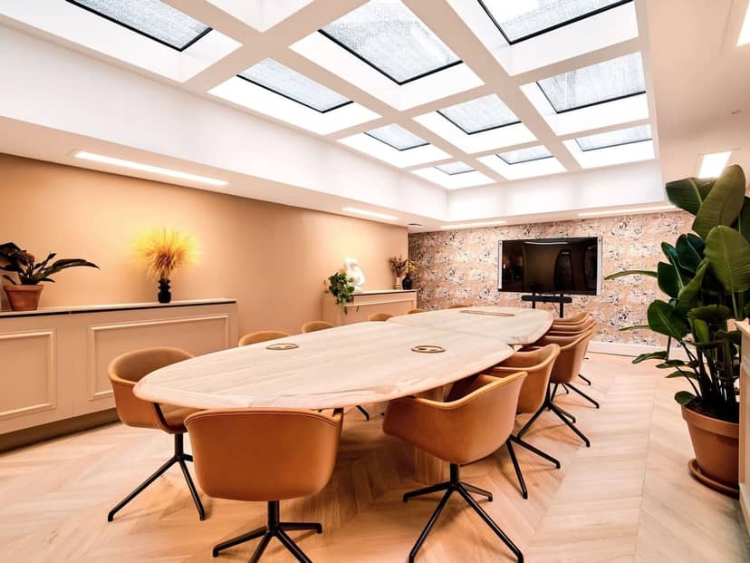 Biophilic boardroom in Paris Trocadéro for executive strategy sessions and intimate meetings.