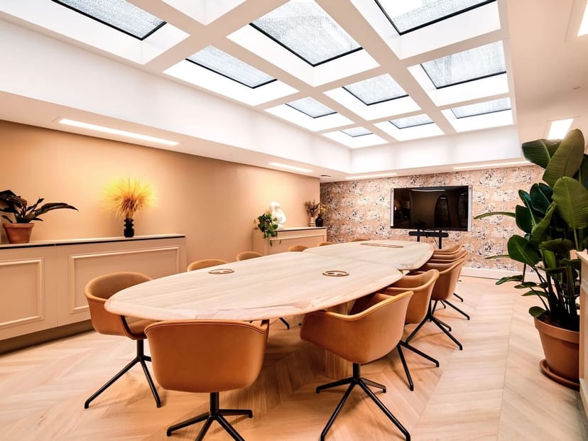 Biophilic boardroom in Paris Trocadéro for executive strategy sessions and intimate meetings.