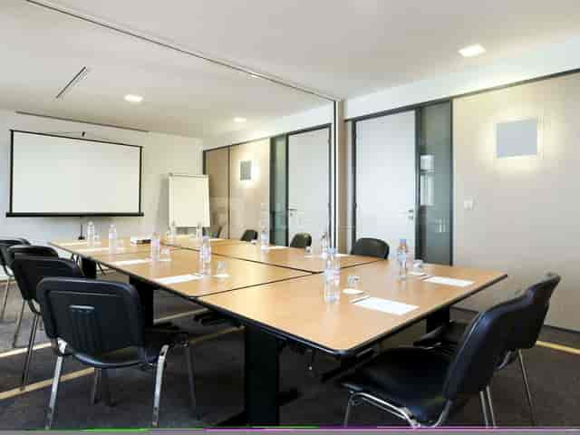 Boardroom meeting room in Paris Trocadéro for professional business events and corporate workshops.
