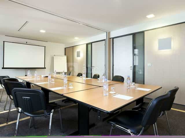 Boardroom meeting room in Paris Trocadéro for professional business events and corporate workshops.