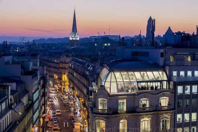 Rooftop Elysées venue with panoramic city views for exclusive evening receptions and networking.