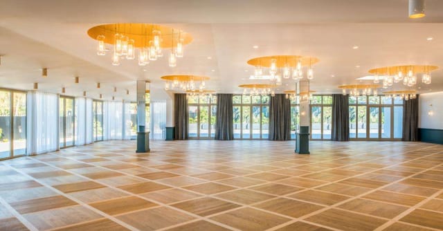 Pavillon des Princes: Modern high-capacity banquet hall for corporate gala events.