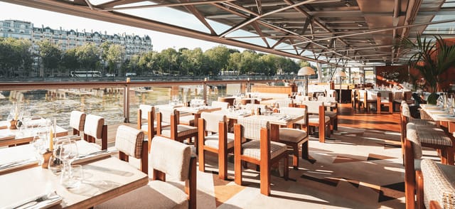 BAR AU RDC river-cruise venue with scenic views for corporate dinners and incentive events.