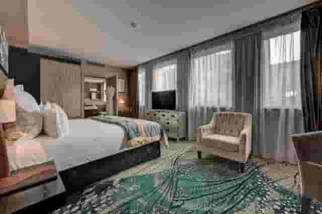 Suites & Rooms