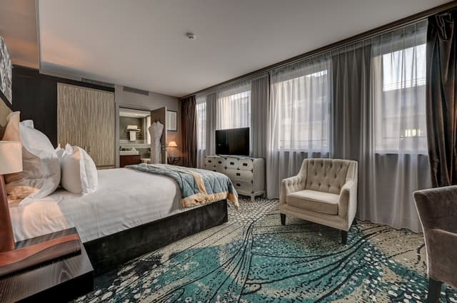 Suites & Rooms
