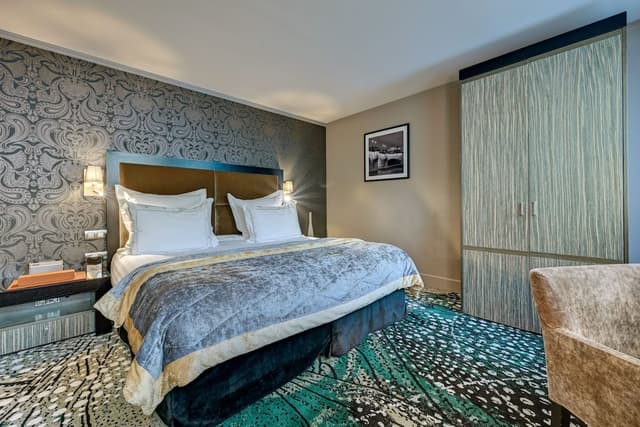 Suites & Rooms