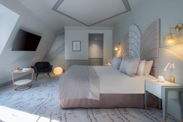 Suites & Rooms