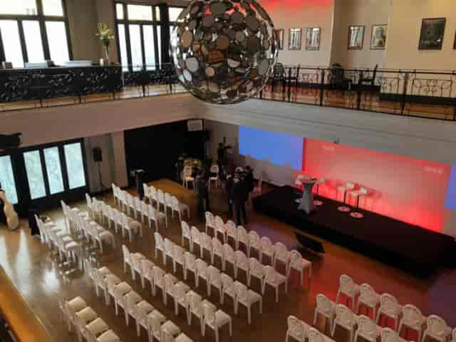 Wagram Pavillon corporate presentation venue featuring stage and theater seating.