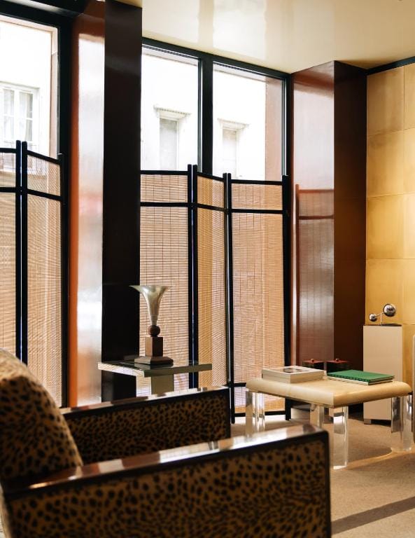 Hôtel Château d'Eau modular screening for executive meetings and networking lounge.