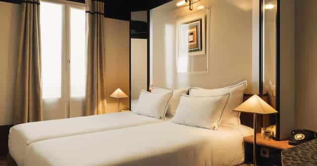 Twin-bed hotel room at Hôtel Château d'Eau for corporate conferences and business travel.