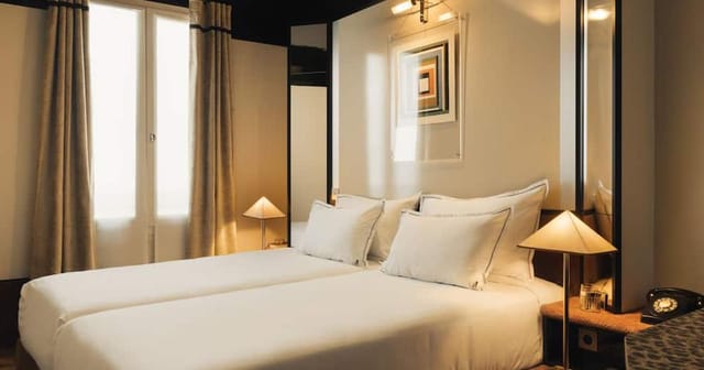 Twin-bed hotel room at Hôtel Château d'Eau for corporate conferences and business travel.