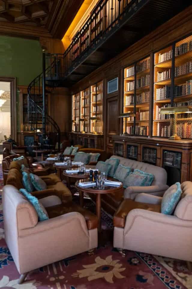 Hôtel R de Paris lounge bar with warm decor for exclusive networking and boutique event receptions.