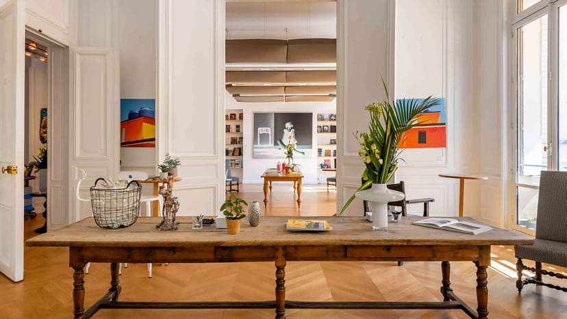 High-end meeting room with rustic table for corporate workshops and networking events.